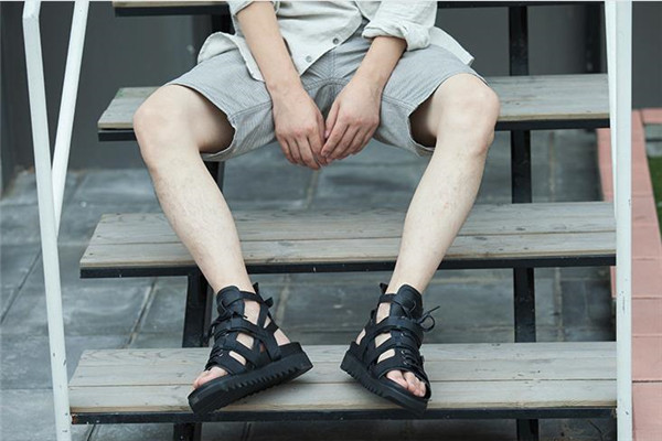 夏天男生穿凉鞋合不合适 适合男生的几款凉鞋有哪些