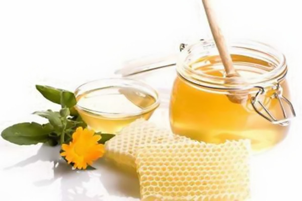 女性长期喝蜂蜜的坏处有哪些 女人喝蜂蜜水的禁忌