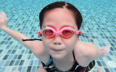 夏天带孩子游泳需要注意什么 夏天带孩子游泳的注意事项 夏天带孩子游泳如何预防感染疾病