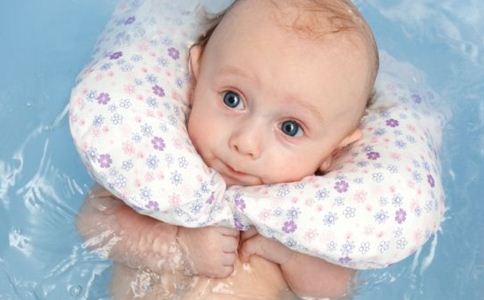 宝宝游泳的好处 宝宝游泳好吗 带宝宝游泳要注意什么