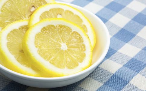 喝柠檬水多久能变白 喝柠檬水有哪些好处 柠檬水一天喝多少合适