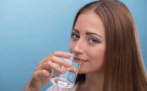 喝水不当会引起中毒吗 每天喝多少水合适 喝水对人体的好处